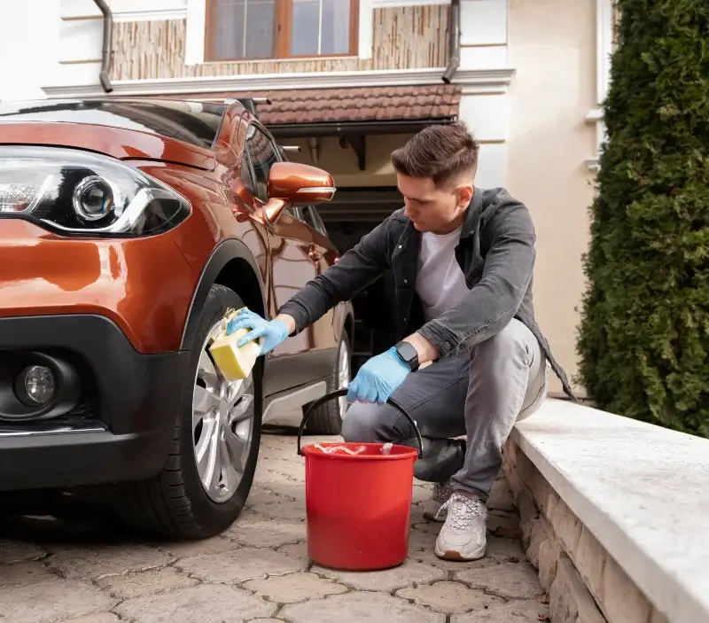 Lavage auto à domicile La Courtine : professionnel intervenant sur un véhicule